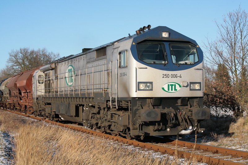 Groaufnahme 250 006-4 ITL bei der Ausfahrt mit dem leeren Dngerzug aus Hagenow. 07.01.2009