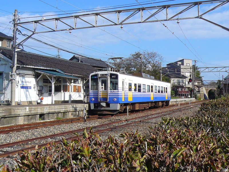 Grunddaten der Echizen-Bahn: Diese betreibt heute von der Stadt Fukui aus 2 Linien, eine ins Bergtal nach Katsuyama (27,8 km) und eine an die Meereskste nach Mikuni Minato (25,2 km). 1067mm-Spur. Weitere Linien sind 1974-2002 stillgelegt worden. Die ganze Bahn sollte ab 1992 aufgegeben werden, 2001 wurde aus Sicherheitsgrnden die Betriebsbewilligung entzogen. Die neue Gesellschaft  Echizen-Bahn  entstand 2002 als Drittsektor-Unternehmen; vorerst drfte nun das Ueberleben der beiden verbliebenen Linien gesichert sein. Im Bild steht Wagen 6112 in Mikuni Minato (Hafen) am Japanischen Meer, 4.November 2008. 

