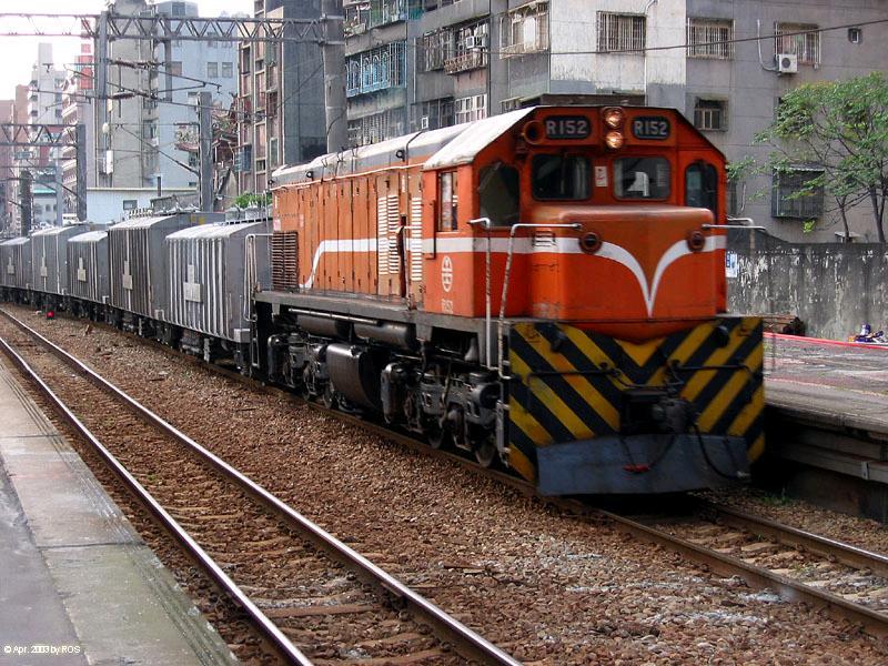 Gterzug durch Sung-Shan Station