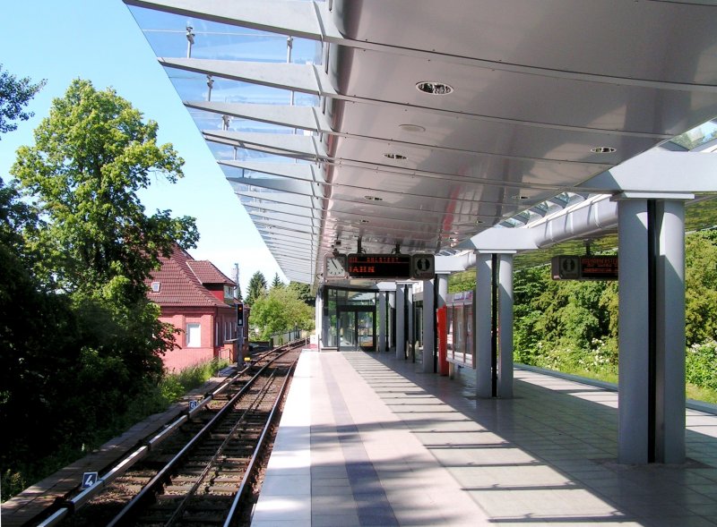 HAMBURG, 20.06.2005, U-Bahnhof Trabrennbahn