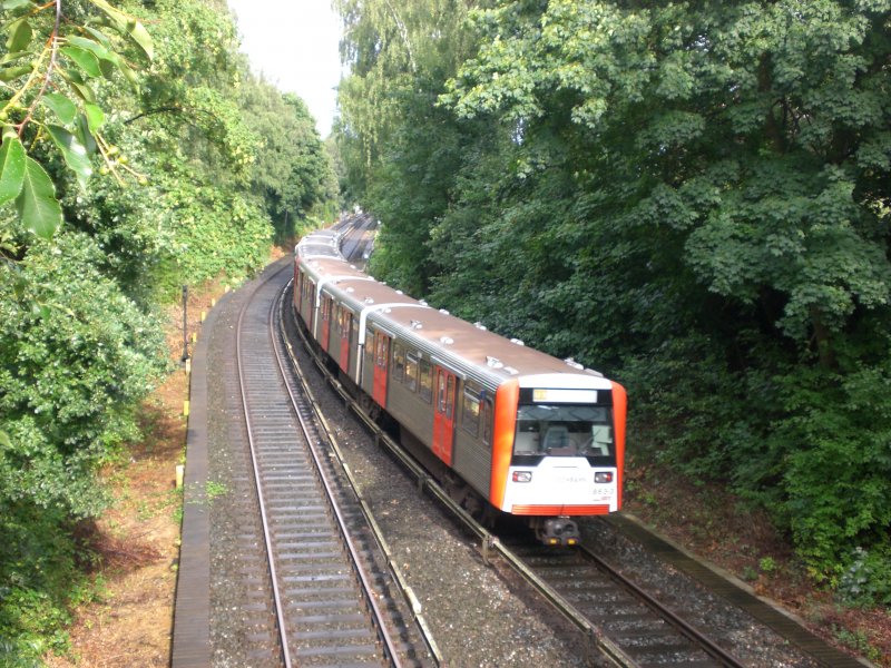 Hamburg: Die U3 nach S+U Bahnhof Barmbek am U-Bahnhof Borgweg.