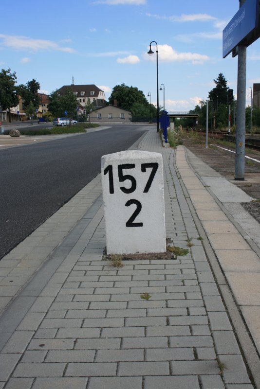 Hektometer-Stein zwischen Bahnhof und Busplatz