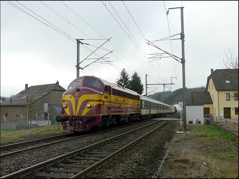 Heute fuhr in Luxemburg ein Sonderzug als  Strenzuch  zu Gunsten der Vereinigung  Tlvie , welche sich fr die Krebsforschung, insbesondere fr Leukmie bei Kindern einsetzt. Diesel Lok 1604 durchfhrt das Dorf Enscherange in Richtung Troisvierges und wie unschwer zu erkennen ist, befindet sich am Ende des Zuges die Dampflok 5519. 20.04.08