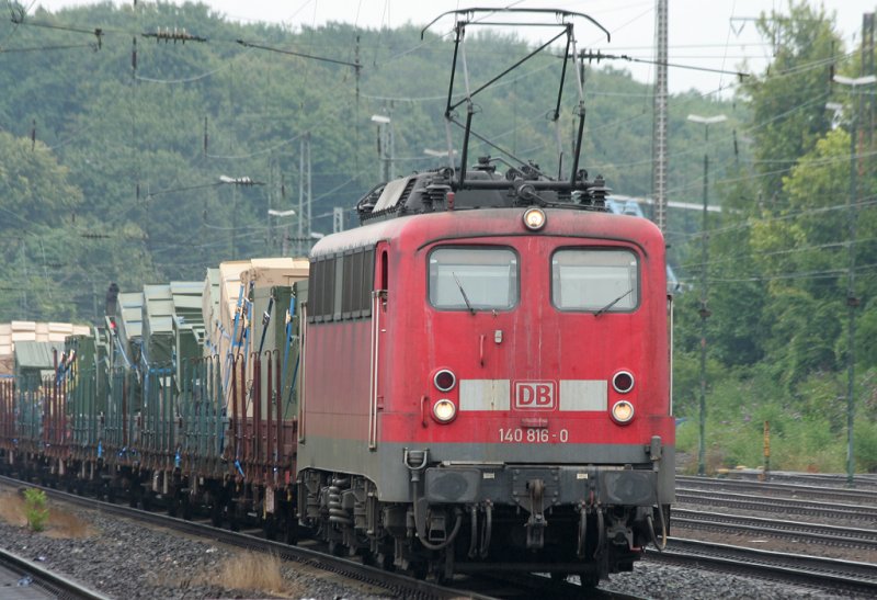 Hier die 140 816-0 mit einem gemischten Gterzug bei der Durchfahrt in Kln West am 11.07.2009