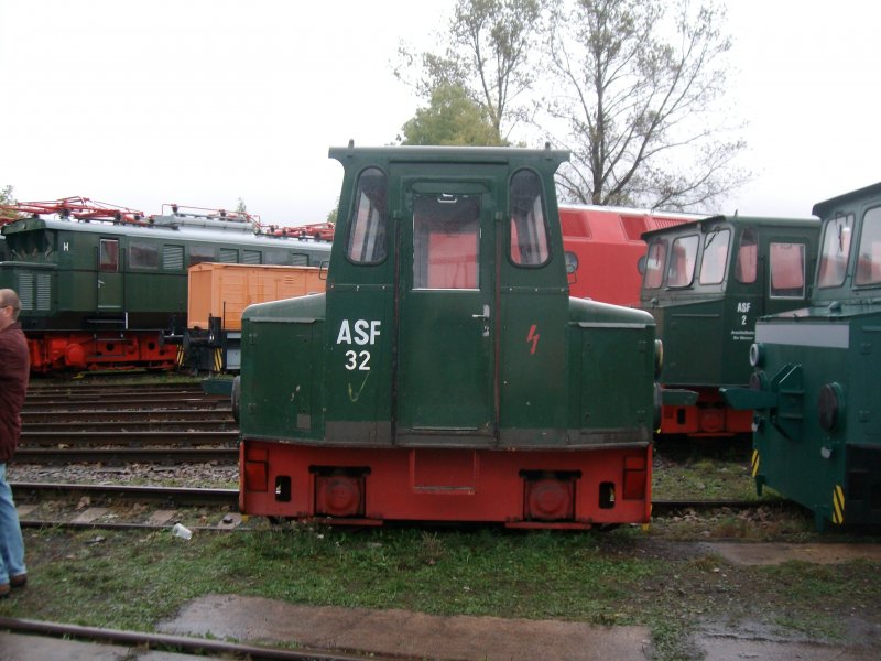 Hier eine ASF 32 (eine der 5 Ameisen) im ehemaligen BW Weimar. Es ist eine Akkulok und zieht die Loks auf die Drehscheibe.Es ist ein verregneter Saisonausklangssonntag im ehemaligen BW Weimar.