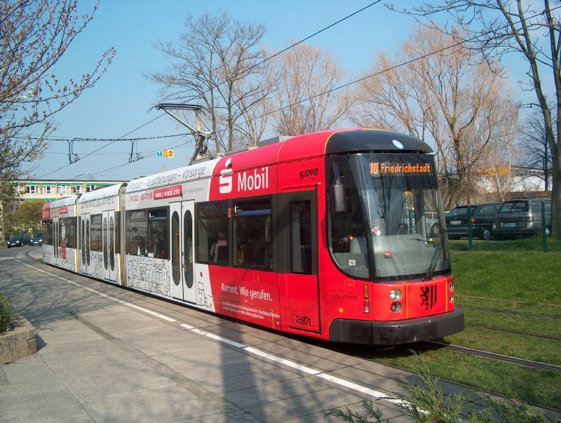 Hier der erste NGTD8DD mit der Nummer 2601 (232-601) fr Dresden und zugleich der erste der Vollwerbung erhielt, hier fr Sparkasse Mobil. Bild ist entstanden an der Bedarfshaltestelle Straburger Platz (Glserne Manufaktur). (2.04.07)