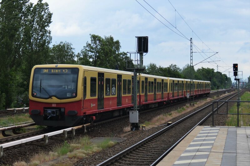 Hier fährt eine Mod. 481 als S41 auf der Ringbahn von Berlin Jungfernheide  in Richtung Berlin Gesundbrunnen - Bahnbilder.de