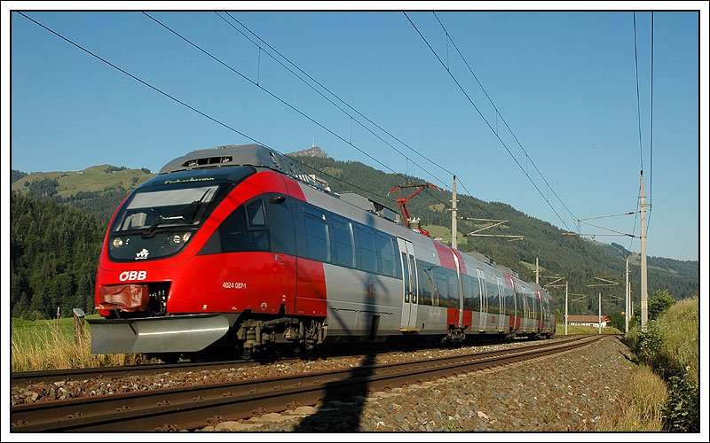  Hier noch einmal 4024 087, diesmal kurz vor Fieberbrunn mit dem R 5253 aus Wrgl am 16.7.2007. In diesem Fall strt der Mastschatten im Triebwagen meiner Meinung nach sehr. Im Hintergrund wieder, das Kitzsteiner Horn.