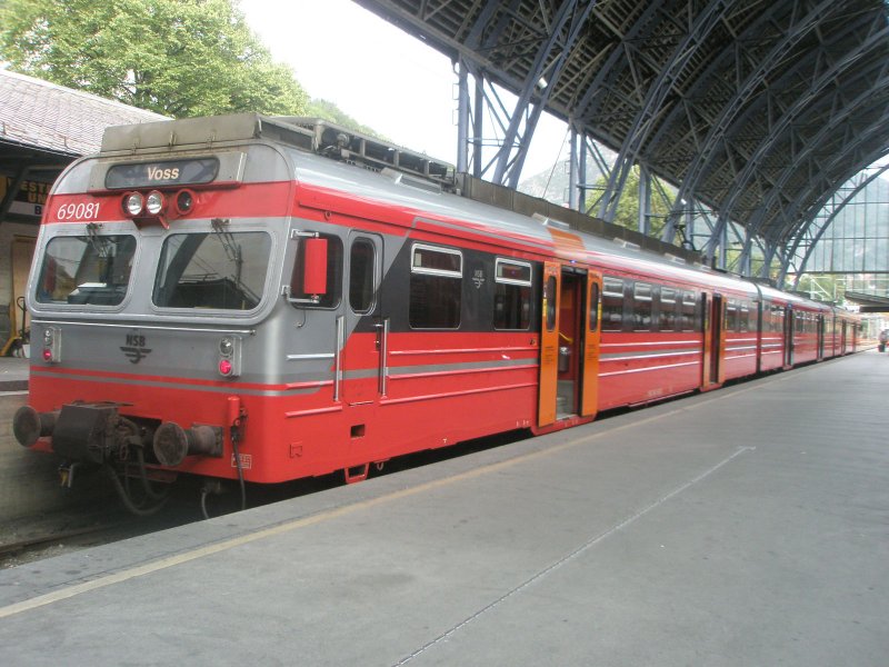 Hier eine NSB Lokalbahn nach Voss, dieser Zug stand am 21.8.2009 in Bergen.