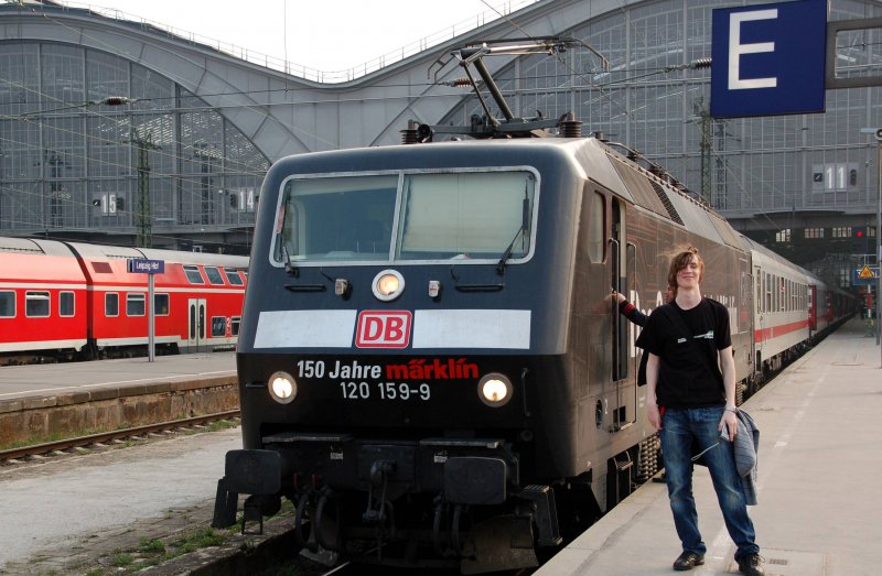 Hier nun mein Valentin-Spezial-Bild aus Leipzig vom 04.04.09. Die Zugbegleiterin hlt sich im Hintergrund.