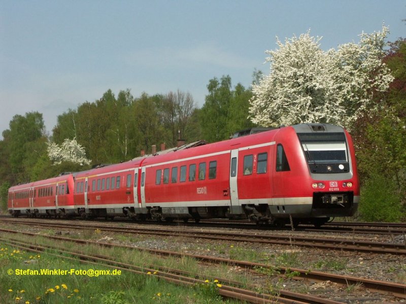 Hier rauscht der SAFRAN-Express h Sachsen-Franken-Express durch den Frhling in Oberkotzau. April 2009