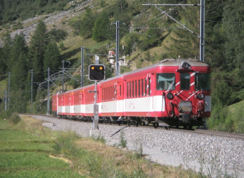 Hier eine RB nach Zermatt, am 27.7.2009 kurz hinter Tsch.