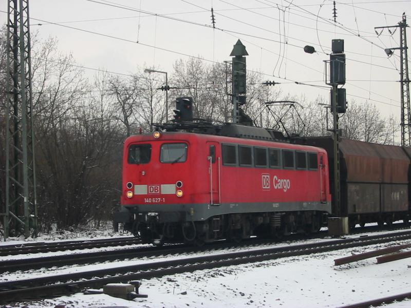 Hier sieht man die 140-627 die am 23.2.2005 einen Gterzug durch Mannheim Hbf zog.
