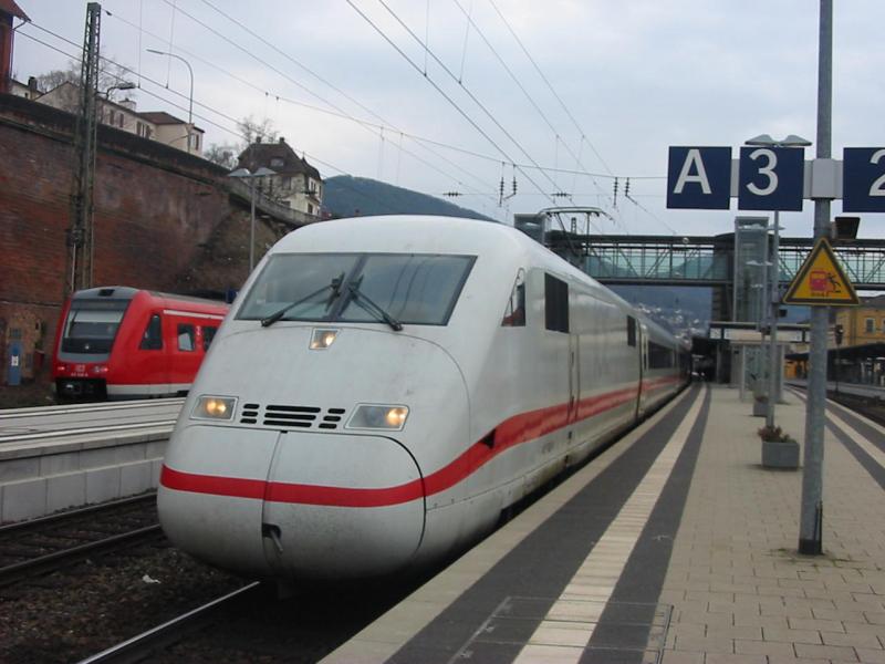 Hier sieht man den ICE2 (402-002) der gerade in Neustadt hlt. Links sieht man noch den Teil eines 612ers.