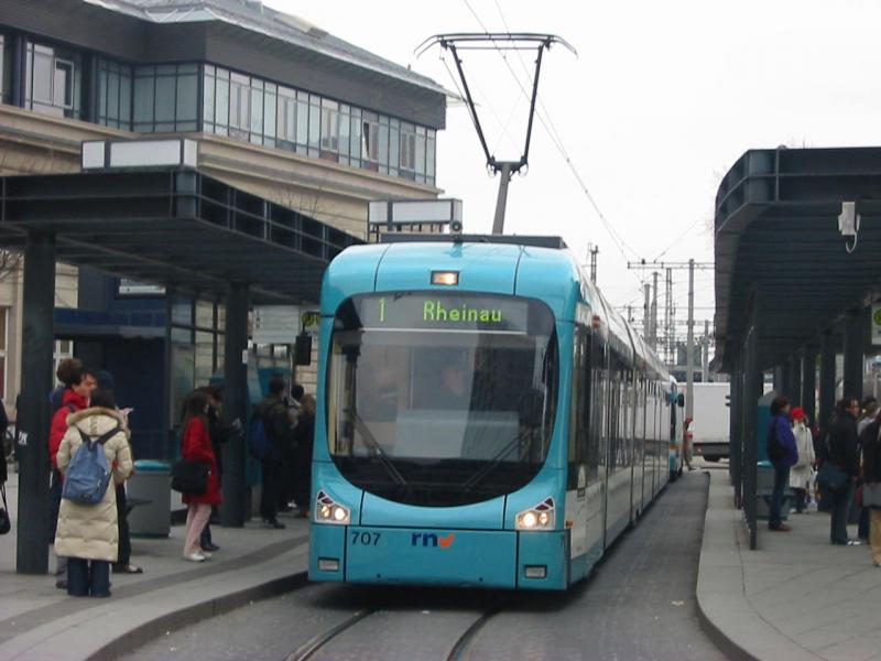 Hier sieht man eine neue Mannheimerstraenbahn die gerade am Hauptbahnhof abfhrt.