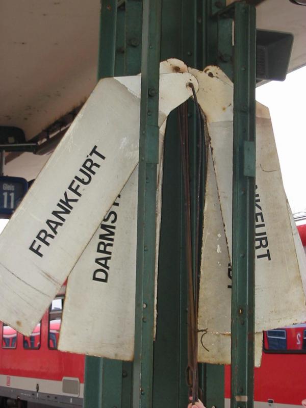 Hier sind alte Zugzielanzeigen zusehen. So hngen sie noch ein Zeitlang in Worms Hbf. Doch 2007 soll der Bahnhof renoviert werden dann werden diese wahrscheinlich entfernt. Und die normalen Anzeigen die Defekt sind werden wahrscheinlich abmontiert und es werden dann Digitaleanzeige angebracht. (aber nur wahrscheinlich.)