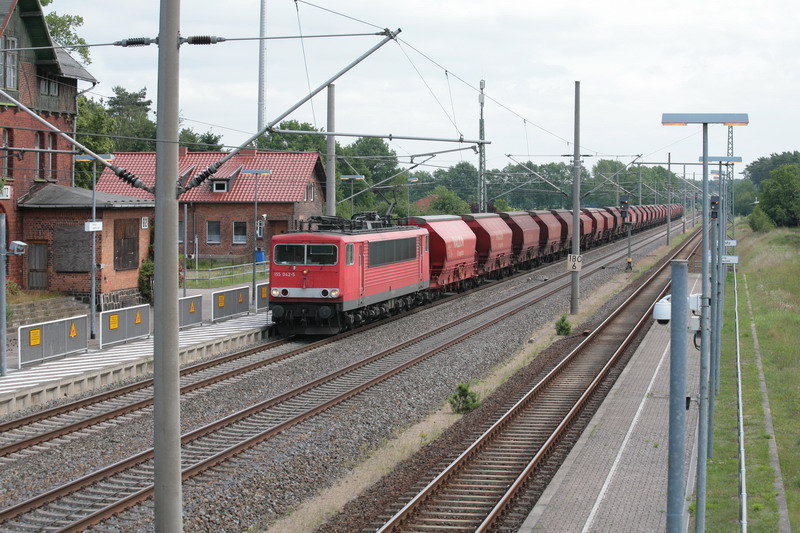 Hier zieht die 155 ihren Gterzug durch Jasnitz. 16.06.2009 