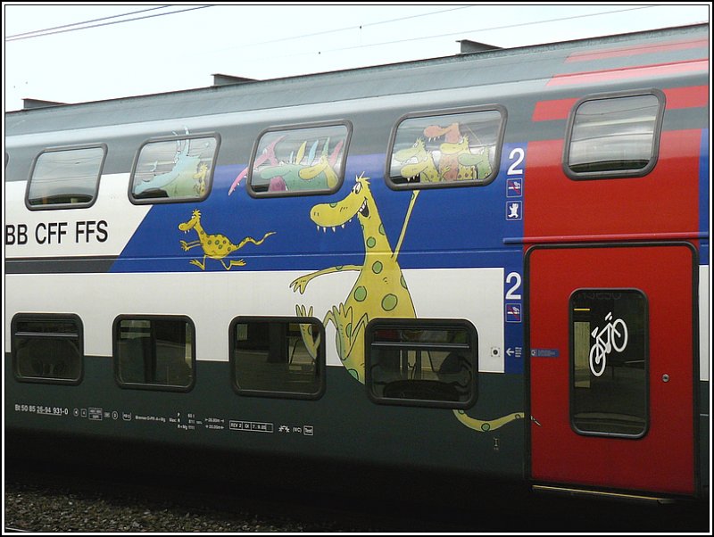 Hinter dem Steuerwagen der Dostogarnituren sieht man verschiedene lustige Beklebungen, welche die Familienwagen der SBB kennzeichnen, diesen habe ich am 01.08.08 im Bahnhof von Spiez fotografiert. (Hans) Wenn man mit Kindern reist, lohnt es sich in diese Wagen einzusteigen...