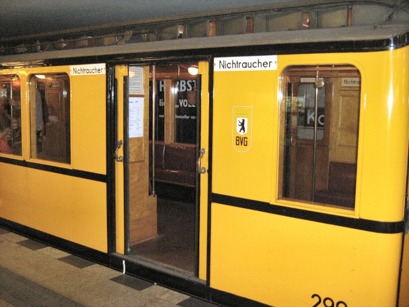 Hist. U-Bahnwagen (Groprofil) wartet auf Fahrgste, Sommer 2007