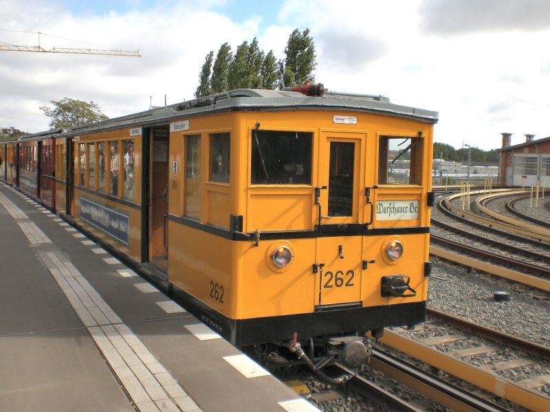 Hist. U-Bahnzug im Bahnhof Warschauer Strasse (Sonderberkehr zum Tag des offenen Denkmals 2007)