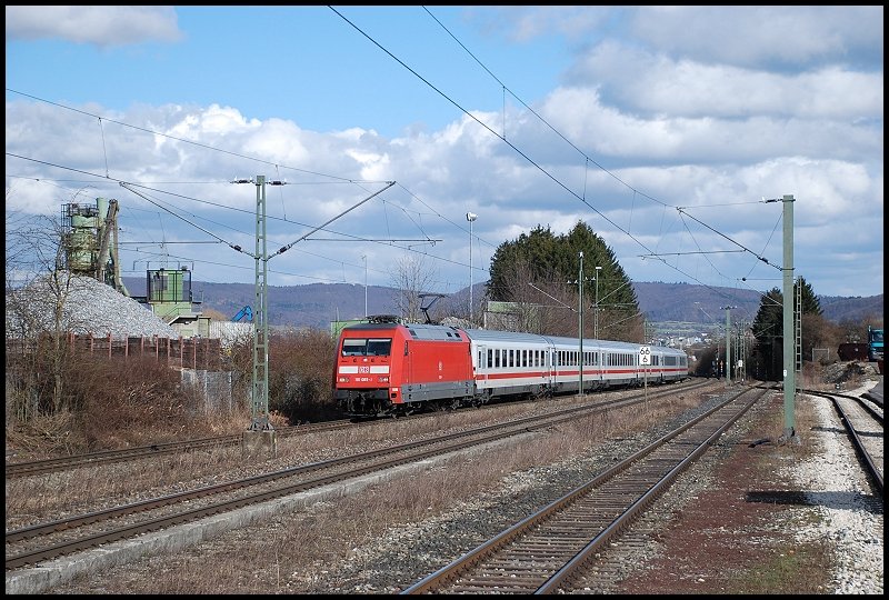 IC 2066 nach Karlsruhe Hbf in Aalen-Essingen. Gezogen von 101 065. Aufgenommen am 11.Mrz 08.