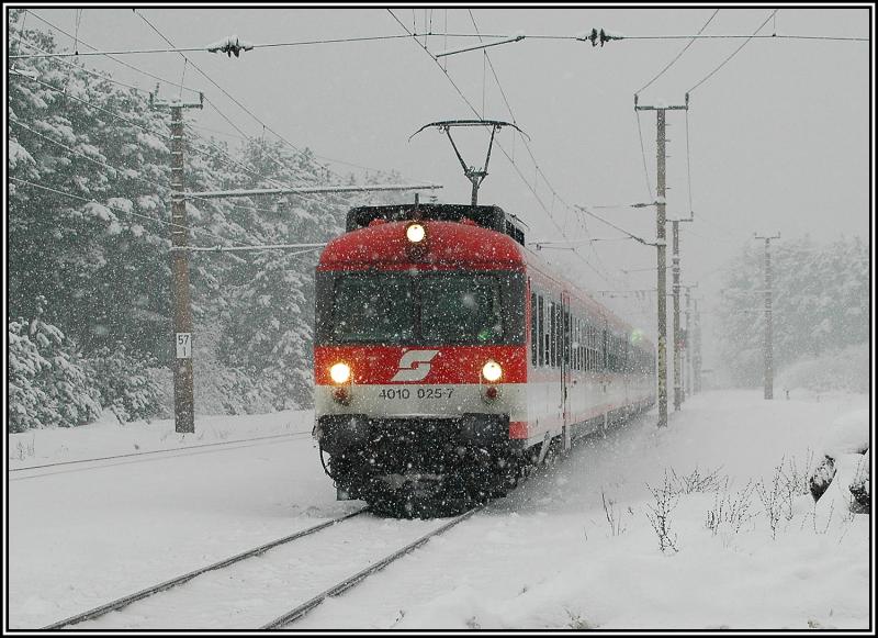 IC 550 von Graz nach Wien - ehemaliger  MaK Express   mit dem seit Fahrplanwchsel im Dezember 2005 neuen Namen  Volkshochschule Wien . Am 6.1.06 erbrachte diese Leistung 4010 025 der hier gerade den Bahnhof St. Egyden durchfhrt.
