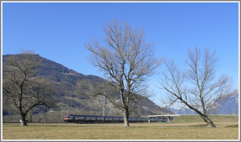 IC 571 zwischen Landquart und Zizers und vor dem Aussichtspunkt Pizalun. (26.02.2008)