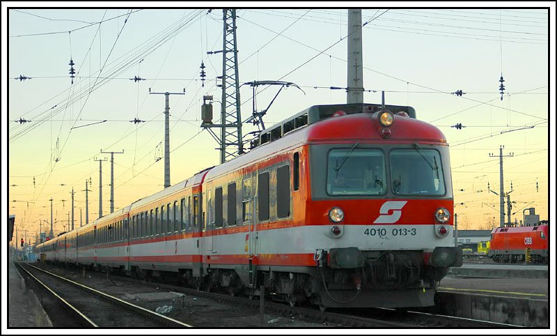 IC 610 nach Linz und Innsbruck aufgenommen kurz nach Sonnenuntergang vor der Abfahrt in Graz am 30.1.2007. In Selztal werden die beiden Garnituren getrennt.
