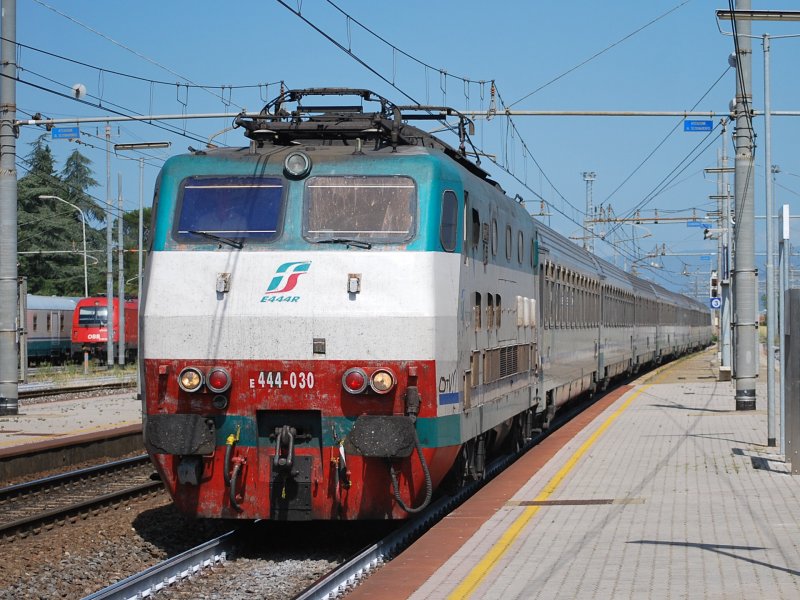 IC Zug Mailand Neapel im Bf Arezzo 24.07.10 Bahnbilder.de