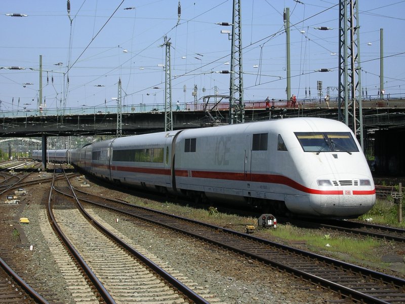 ICE 1  Mhldorf am Inn  als ICE 926 von Nrnberg nach Kiel Hbf.
schlngelt sich langsam aus dem Hagener Hbf.,nchster Halt ist Dortmund Hbf.(04.05.2008) 