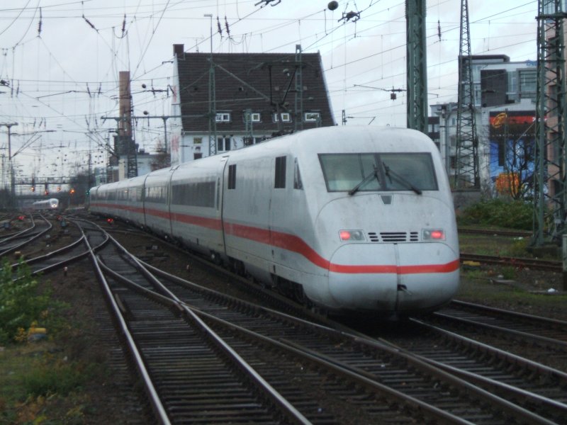 ICE 2  Bochum  auf dem Weg nach Berlin Ostbahnhof,Ausfahrt
in Dortmund Hbf,Links wartet ein ICE3 auf die Durchfahrt nach
Oberhausen.25.11.2007)