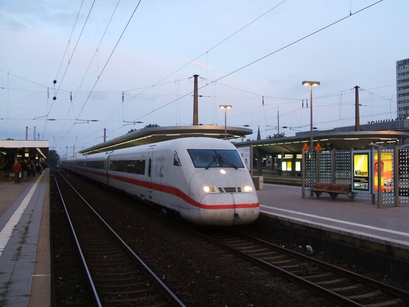 ICE 2  Dessau  mit Steuerwagen 808 016-0 , mit TK 402 016-0
im Schub bei der Einfahrt im Bochumer Hbf.(28.08.2007)