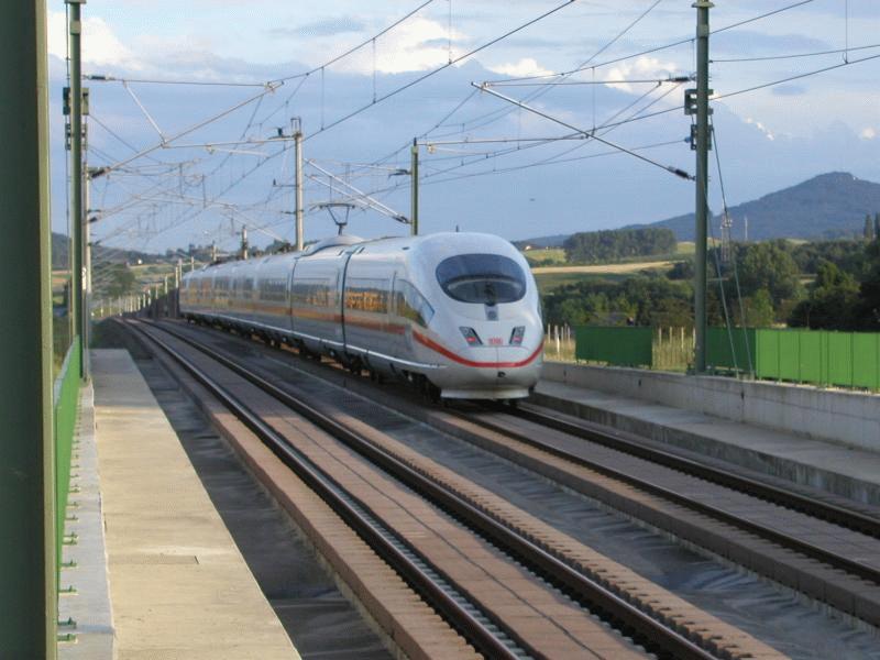 ICE 3 auf der frisch erffneten Neubaustrecke Kln - Frankfurt nach der ausfahrt aus dem Siegauen Tunnel. (Fahrtrichtung Frankfurt) 4.8.2002