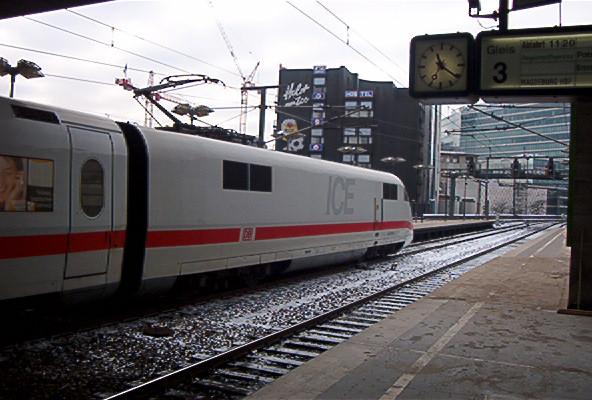 ICE im Bahnhof Berlin-Zoo