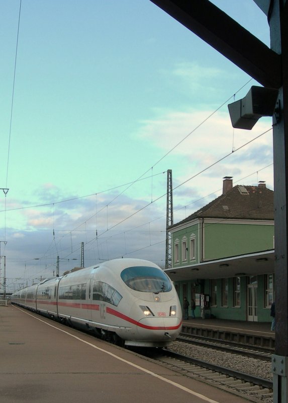 ICE bei der (langsamen) Durchfahrt in Mhlheim (Baden) am 3. Dez. 2006. Ich habe mir sehr lange berlegt, ob ich dieses Bild hochlande soll, dass ich mich nun dazu entschlossen habe, liegt darin, dass mir die eingefangene, kontrastreiche Stimmung gefllt: alt - neu, bewlkt - wolkenloser Himmel.
    