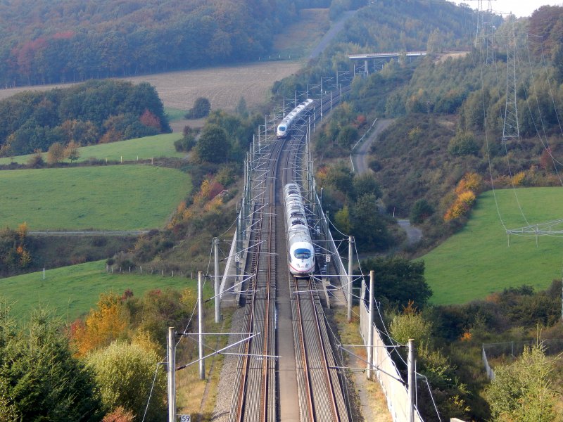 Ice Treffen Auf Der Schnellfahrstrecke Koln Frankfurt Bei Egpert Bahnbilder De