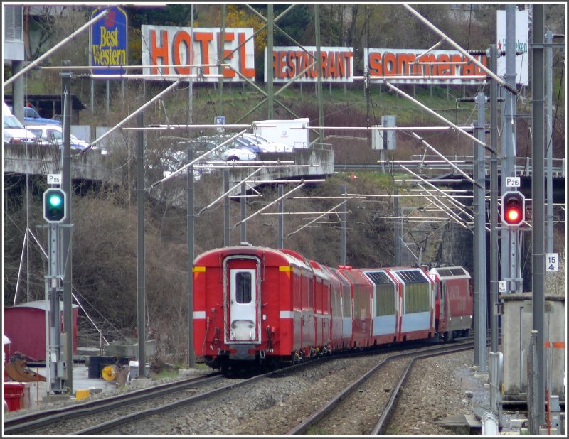 Ich finde, auch Nachschsse haben ihren Reiz, darum heute mal ein paar Schnappschsse von hinten. Hier fhrt RE1153 mit den Glacier-Express Wagen aus der Stadt Chur Richtung St.Moritz. (02.04.2008)