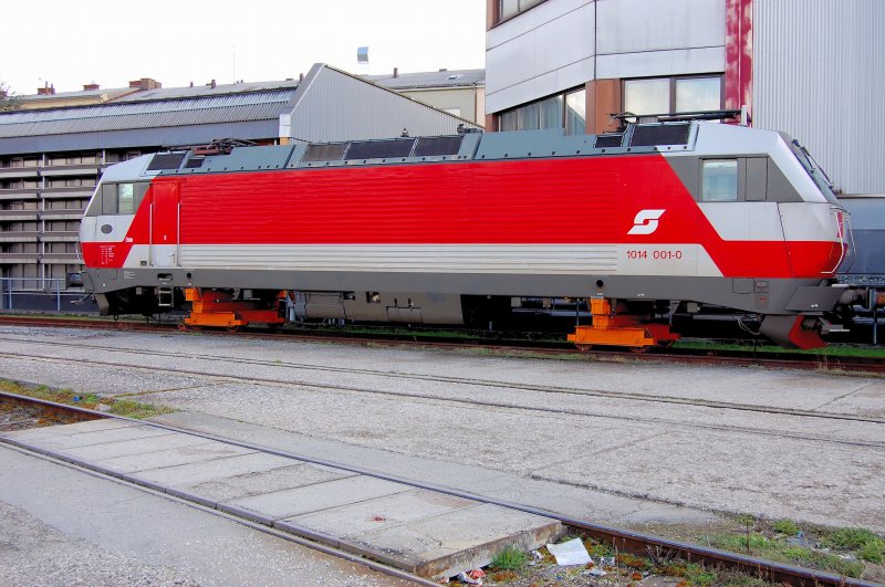 Ihrer Fahrgestelle samt Motoren beraubt, auf Hilfs-Laufstzen aufgebockt... so wartet 1014 001-0, die Knigin ihrer Baureihe, in  Schachbrett-Lackierung ,  auf die Rckkehr ihrer  Beine , um aus eigener Kraft die Schienen wieder unter sich zu nehmen. Man kann nur hoffen, bald...