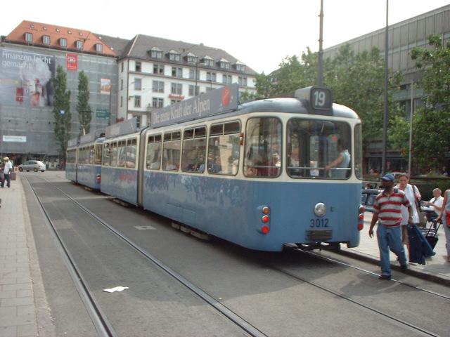 Im Sommer 2004 ist P-Wagen 3012 auf der Linie 19, hier am HBF, unterwegs.