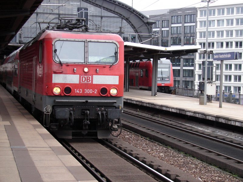 Im Vordergrund steht BR 143 300-2 nach Nauen und Rechts steht RE1 Richtung Frankfurt/Oder. Aufgenommen im August 07'.