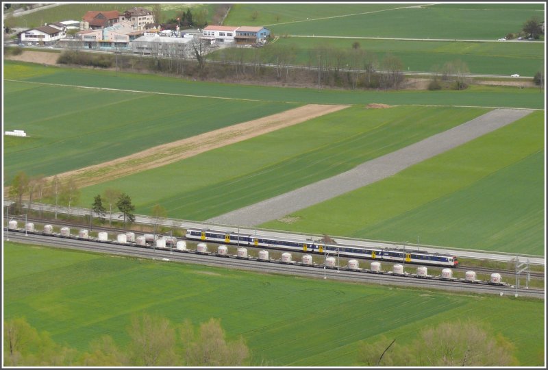 Im Vordergrund verluft die neue Doppelspur der RhB, dann zwei Abstellgeleise fr Zementsilowagen (Mohrenkpfe)und dahinter die SBB Doppelspur mit der RABDe 560 als R7859 nach Chur. (18.04.2008)