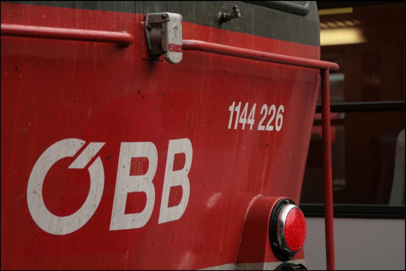 Impression der 1144 226. Neben der BB  Wortmarke  und der Loknummer ohne Kontrollziffer besitzt sie auch LED Schlusslichter. (07.07.2008 in Innsbruck Hbf) 

