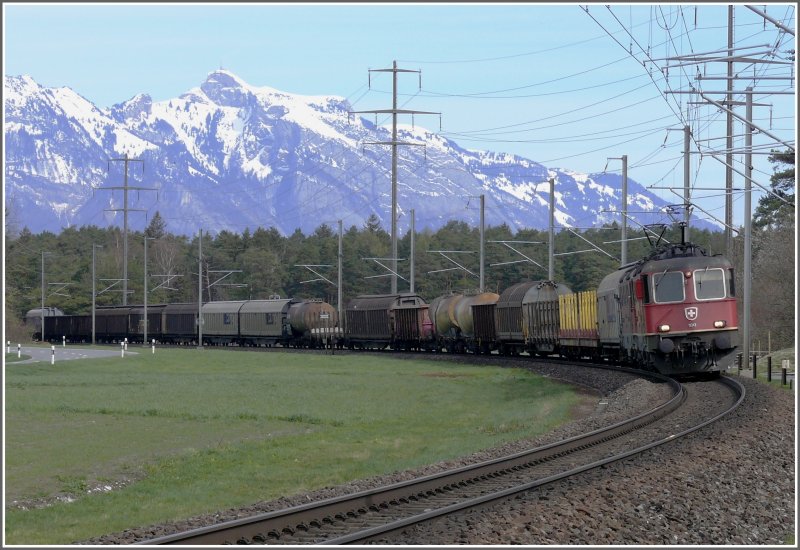 In der langen Kurve bei Weite kommt mir ein Gterzug entgegen mit zwei Re 4/4 II an der Spitze. Im Hintergrund grsst der Hohe Kasten, auf dessen Gipfel ein Drehrestaurant gebaut wird. (09.04.2008)