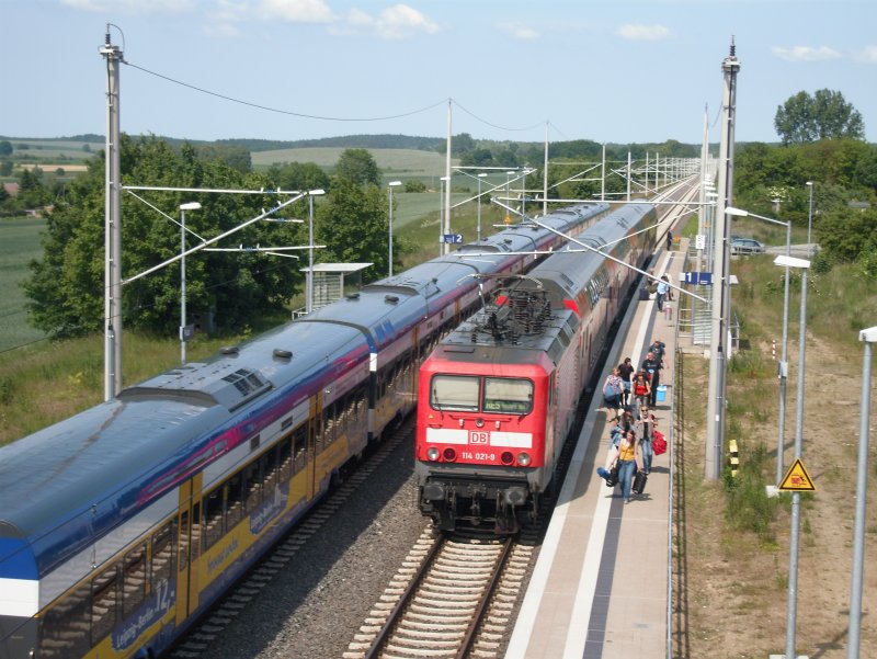 In Plaaz hielten auch die Zge der Regionalexpresslinie 5 (Lutherstadt Wittenberg - Rostock). 
Aufgrund der Umleitung (eigentlich ist die Fahrt ber Gstrow eine Umleitung) war man sogar ca. 10 min eher in Rostock.
31.Mai 2009