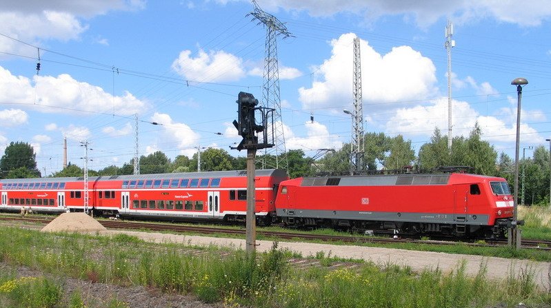 In Schwerin zieht die 120 203-5 den RE1 nach Hamburg vom Gterbahnhof. 22.07.2008