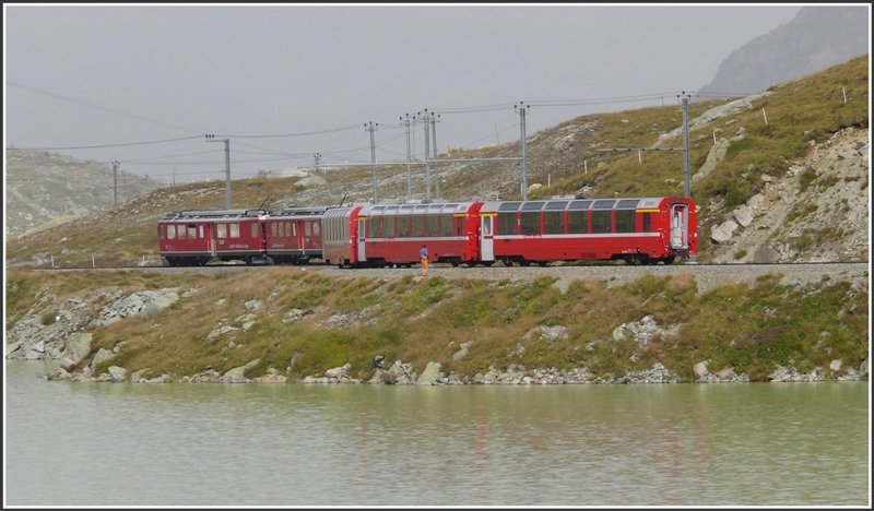 In umgekehrter Richtung schlngelt sich Bernina Express 970 dem Ufer des Lago Bianco entlang. (10.09.2008)