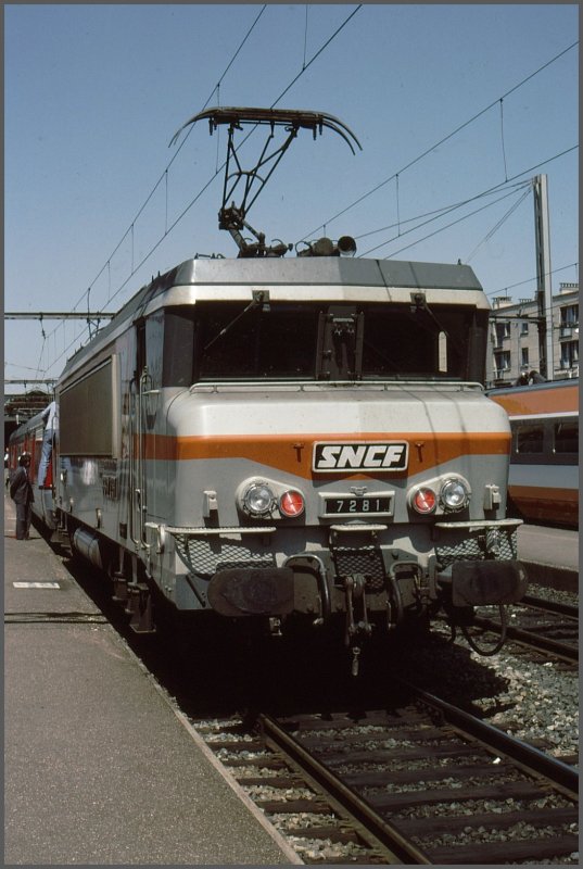 In Valence findet erneut ein Lokwechsel statt und BB 7281 wird dem Catalan-Talgo vorgespannt. (Archiv 08/84)