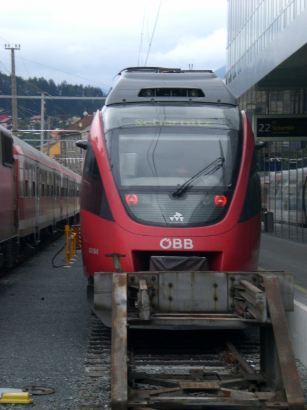 Innsbruck Hbf, Gleis 22:BB Talent steht als R 5452 nach Scharnitz ber Innsbruck Westbahnhof, Innsbruck Htting, Innsbruck Allerheiligenhfe, Hochzirl, Reith, Seefeld i.T. bereit.
13.9.2008