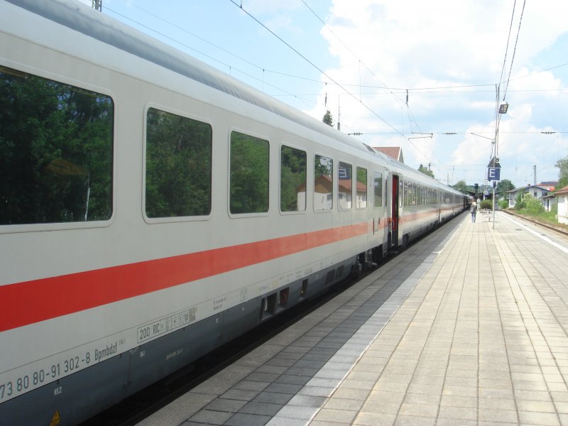 InterCity 2294 von Salzburg nach Frankfurt im Bahnhof Prien am Chiemsee. Aufgenommen am 23.05.07