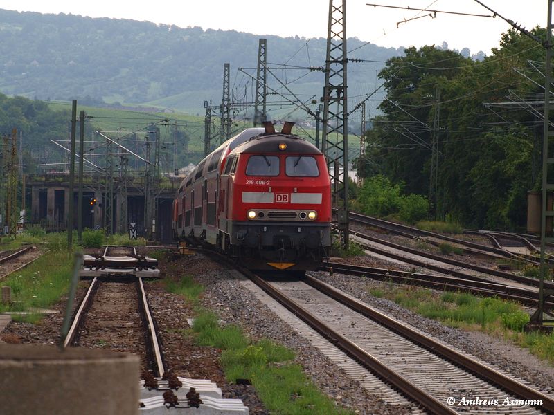 IRE 4222 aus Friedrichshafen ber Ulm nach Stuttgart kurz vor dem Bfh Bad Cannstatt mit ziehender 218 406 (Gelbe-Pfeil-Lok) und schiebender 218 410 entgegen, da mute ich einfach auf den Auslseknopf drcken. (07.07.2009)